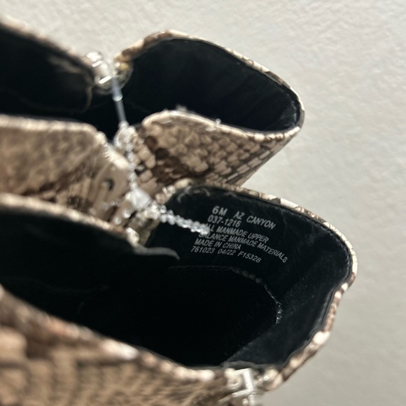 (NWOB) Arizone Jean Co  snake skin booties size 6 - Picture 3 of 4